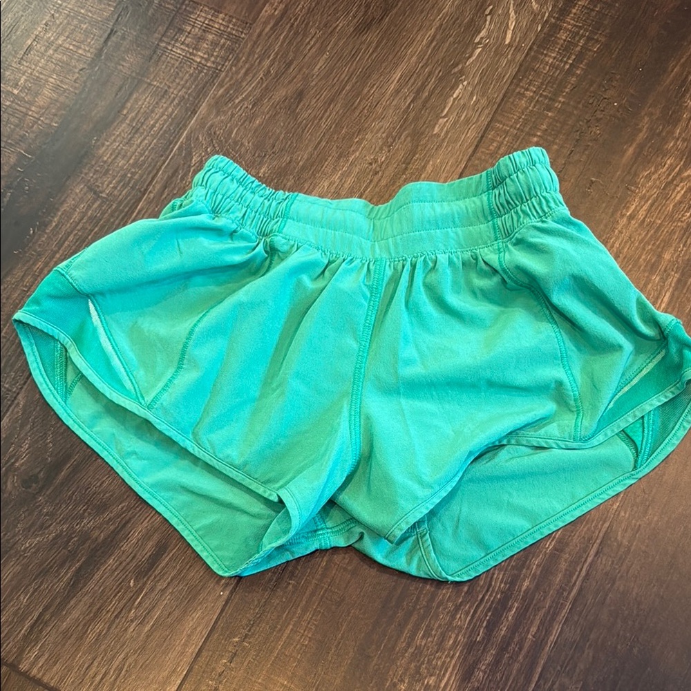 Lululemon Green Hotty Hot 2.5 Shorts. Size 0